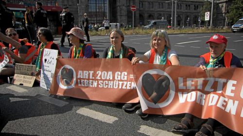 Mit einer Straßenblockade am Nürnberger Hauptbahnhof haben engagierte Christ*innen gemeinsam mit Klimaaktivist*innen den Verkehr zum Stillstand gebracht, um auf die Dringlichkeit des Handelns in der Klimakrise hinzuweisen.