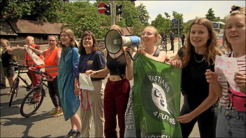 Ein Zeichen für mehr Klimagerechtigkeit setzten die Christians for future mit einer Menschenkette von St. Sebald bis zum Nürnberger Plärrer. Auch Luisa Neubauer von Fridays for Future war dabei.