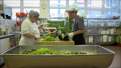 Den Catering-Unternehmen kommt bei der Außerhausverpflegung eine wichtig Rolle zu. Sie müssen für gesundes Essen auf den Tellern sorgen.