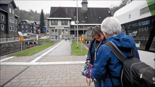 Melanie reist mit Almut in die thüringische Kleinstadt Lauscha, in der das moderne Glasauge erfunden wurde und wo heute noch die Glasaugenherstellung gelehrt wird.