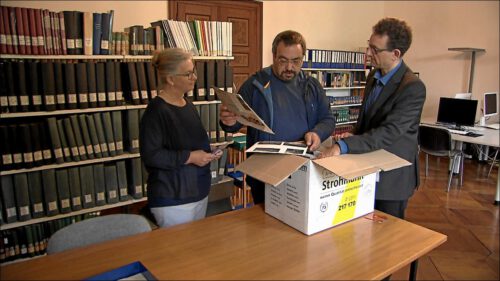 Kamran Salimi und Annette von Heissen übergeben einen fotografischen Nachlass nach dessen Digitalisierung an den Leiter des Stadtarchives Dr. Martin Schramm