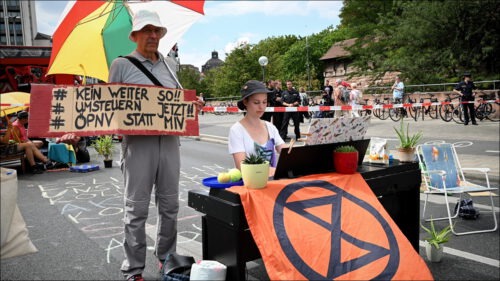 Blockade am Nürnberger Hauptbahnhof – am Klavier Sarah Kuhn: 'Wie kann man zugucken und nichts tun?'