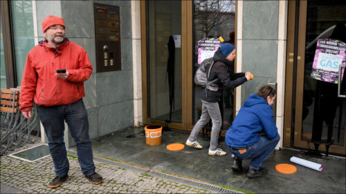 Ziviler Ungehorsam beim Lobbyverband Zukunft Gas – Achim Scheidl: 'Wir sind nicht die Bösen, fossile Lobby, Zukunft Gas, das sind die Übeltäter, die die Regierung einwickeln.'