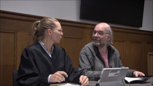 Achim und seine Anwältin vor Gericht