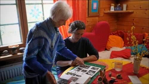 Gemeinsam mit ihrer Gärtnerin und Freundin Paula Engel schaut Mirjami eines ihrer liebevoll gestalteten Fotoalben aus ihrer Jugend an.
