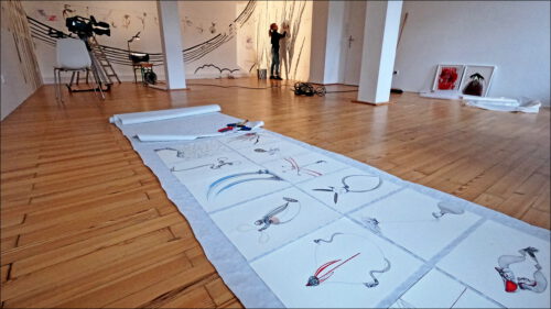 Heidi Sill beim Wandzeichnen im Kunstverein Zirndorf – beim Aufbau ihrer Ausstellung »Apokalypse« zur Biennale der Zeichnung 2025.