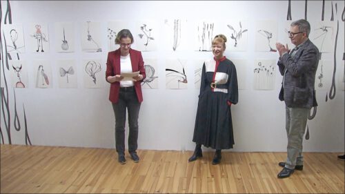 Heidi Sill bei der Vernissage im Kunstverein Zirndorf, flankiert von Kuratorin und Thomas Heyden. Im Hintergrund: ihre Arbeiten zu Dürers Apokalypse.