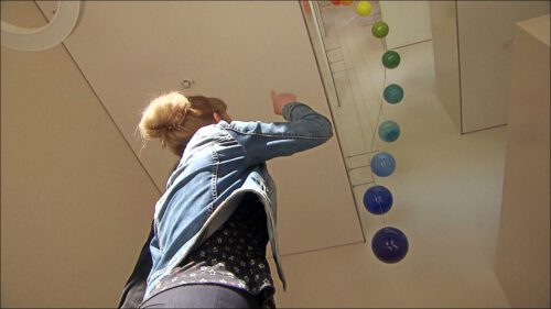 Heidi Sill unter ihrer Kunst-am-Bau-Arbeit »Leiter der Welt« in der PTB Berlin – eine Installation angelehnt an die Tieftemperaturforschung im Haus.