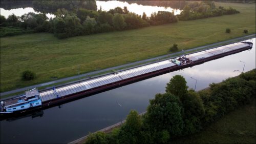 Die 200 Meter lange Johannes von Nepomuk liegt bei Sonnenaufgang an der Schleuse Knetzgau, nordwestlich von Bamberg. Die 200 Meter lange Johannes von Nepomuk liegt bei Sonnenaufgang an der Schleuse Knetzgau, nordwestlich von Bamberg.