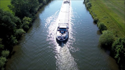 Der Main-Donau-Kanal verbindet die Wasserstraßen von der Nordsee bis zum schwarzen Meer miteinander. Der Main-Donau-Kanal verbindet die Wasserstraßen von der Nordsee bis zum schwarzen Meer miteinander.