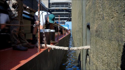 An einer der vielen Schleusen zwischen Bamberg und Kelheim muss das Schiff sicher festgemacht werden.