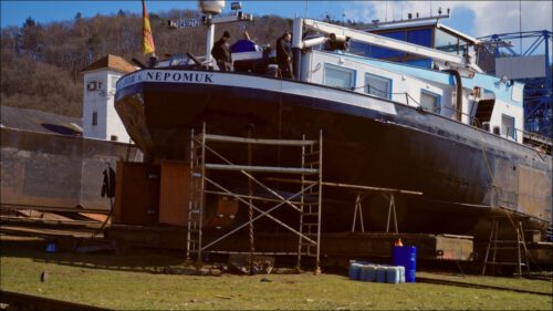Auch das gehört zur Binnenschifffahrt: Die Nepomuk liegt an der Helling in der Werft in Erlenbach. Sie wird dort wird technisch überholt und wieder fit gemacht.
