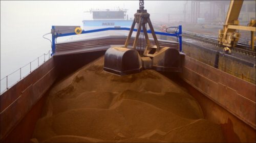 Über 2000 Tonnen Rapsschrot werden am Hafen Nürnberg gelöscht.