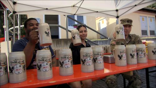 Auf dem Army-Stützpunkt Hohenfels im Landkreis Neumarkt wird jedes Jahr ein Volksfest gefeiert – mit eigenem Bierkrug
