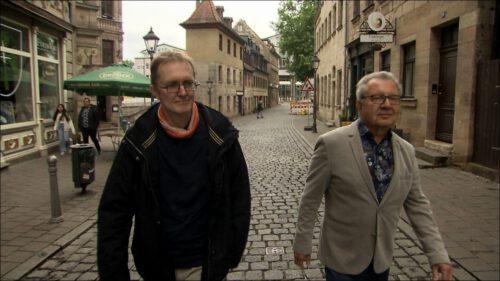 Fürth-Kenner Bernd Jessusek (r.) zeigt Redakteur Peter Romir die Gustavstraße, durch die in den 50er Jahren noch Panzer rollten.