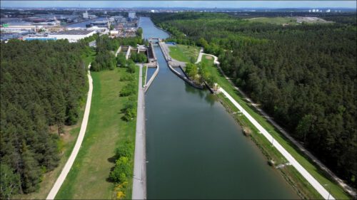 Auf dem Kanal sind kaum noch Frachtschiffe zu sehen.