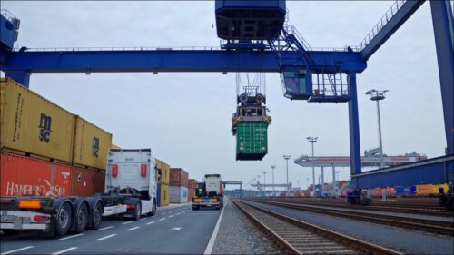 Der Hafen ist ein trimodales Güterverkehrszentrum und bringt Güter von der Straße auf die Schiene oder das Schiff.