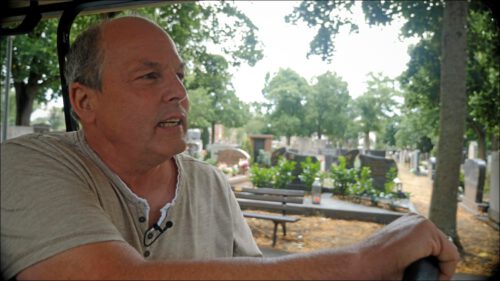 Friedhofsgärtner Harald Bartilla sitzt am Steuer eines Fahrzeugs auf dem Fürther Friedhof bei einer Tour über das Gelände. Friedhofsgärtner Harald Bartilla sitzt am Steuer eines Fahrzeugs auf dem Fürther Friedhof bei einer Tour über das Gelände.
