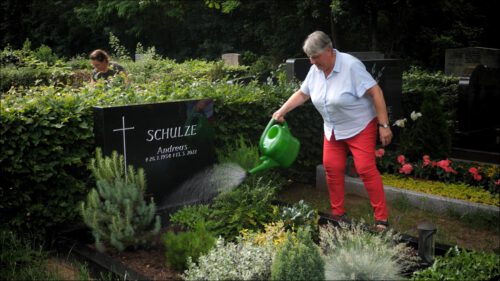Eine Frau gießt das Grab ihres Mannes. Für sie als gläubige Christin ist dieser Ort wichtig – »einfach so unter einem Baum wäre nichts für mich«. Eine Frau gießt das Grab ihres Mannes. Für sie als gläubige Christin ist dieser Ort wichtig – »einfach so unter einem Baum wäre nichts für mich«.