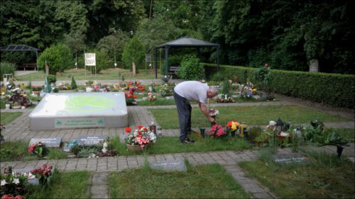 Ein 83-jähriger Fürther pflegt das Urnengrab seiner verstorbenen Frau im Kleeblattfeld: »Sie war zwar Nürnbergerin, aber das passt – keine Probleme«. Ein 83-jähriger Fürther pflegt das Urnengrab seiner verstorbenen Frau im Kleeblattfeld: »Sie war zwar Nürnbergerin, aber das passt – keine Probleme«.