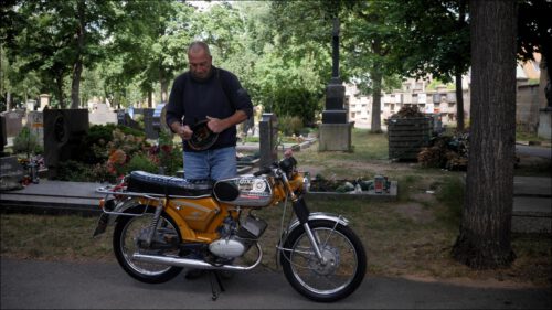 Jeden Sonntag kommt er mit seinem Motorrad zum Friedhof, um am Grab seines Vaters eine Kerze hinzustellen. »Damit mein Papa weiß, dass wer an ihn denkt«. Jeden Sonntag kommt er mit seinem Motorrad zum Friedhof, um am Grab seines Vaters eine Kerze hinzustellen. »Damit mein Papa weiß, dass wer an ihn denkt«.