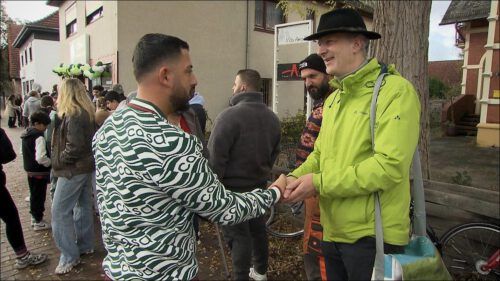 Tim Willy Weber schüttelt Ferhat Ercan vor dessem neu eröffneten Imbiss »Otters Gemüsekebap« die Hand. Repräsentationstermine wie dieser gehören zum Bürgermeisteralltag.