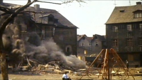 Abrissarbeiten im Gänsbergviertel Anfang der 1960er-Jahre: Ein historisch gewachsener Teil der Fürther Altstadt wird im Zuge der Flächensanierung vollständig abgetragen und markiert einen Wendepunkt in der Fürther Stadtgeschichte – und den Ausgangspunkt für den späteren Widerstand im Viertel rund um St. Michael.