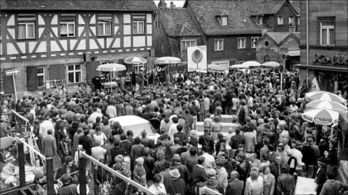 Erster Fürther Grafflmarkt 1975 auf dem Waagplatz. Was als Flohmarkt beginnt, wird zu einem zentralen Instrument gegen den drohenden Abriss.
