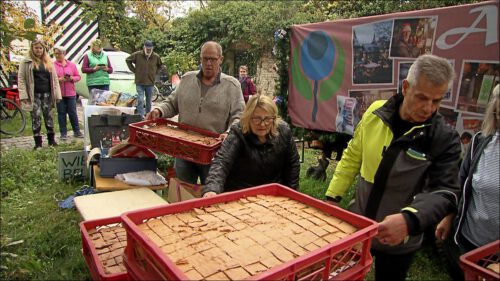 Vereinsmitglieder bereiten die Teilnahme des Vereins am Kirchweihzug vor. Auf dem Kirchweihzug wird Kuchen verteilt – „Bonbons werfen kann ja jeder – wir sind schon was Besonderes.“