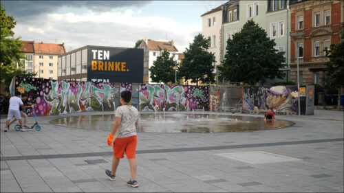 Während der Sommermonate vergnügen sich die Kinder im begehbaren Brunnen vor der Baustellenkulisse. Manche Anwohner empfinden das unrhythmische Plätschern als Zumutung. Während der Sommermonate vergnügen sich die Kinder im begehbaren Brunnen vor der Baustellenkulisse. Manche Anwohner empfinden das unrhythmische Plätschern als Zumutung.