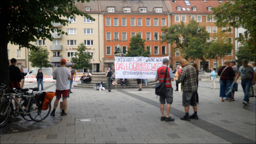 Hinter dem Gitter des Bauzauns ist eine Wasserlandschaft entstanden. Auf einer Demonstration am Platz wird u.a. der Erhalt des »Aufseßsees« gefordert. Hinter dem Gitter des Bauzauns ist eine Wasserlandschaft entstanden. Auf einer Demonstration am Platz wird u.a. der Erhalt des »Aufseßsees« gefordert.