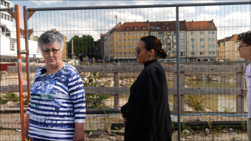 Rosie war seit vielen Jahren nicht mehr am Aufseßplatz und steht traurig vor der Brache. Hier stand das Kaufhaus, in dem sie lange als Verkäuferin gearbeitet hatte. Rosie war seit vielen Jahren nicht mehr am Aufseßplatz und steht traurig vor der Brache. Hier stand das Kaufhaus, in dem sie lange als Verkäuferin gearbeitet hatte.