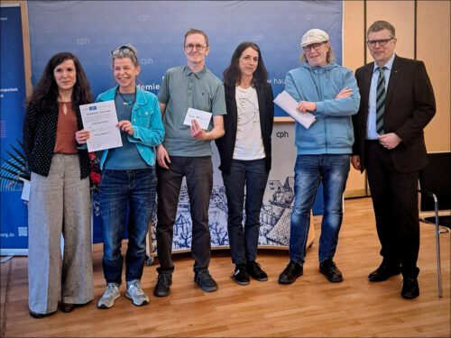 Jurymitglied Marica Münch, point-Redaktion Julia Thomas, Peter Romir, Cherima Nasa und Thomas Steigerwald mit CPH-Leiter Dr. Siegfried Grillmeyer bei der Verleihung des Caritas-Pirckheimer-Preises