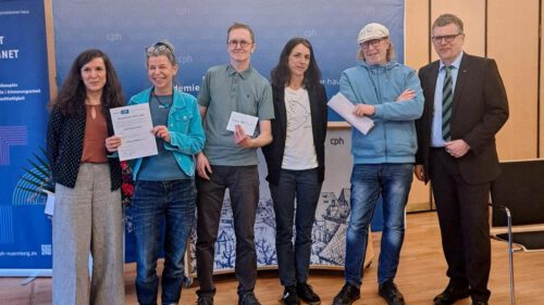 Jurymitglied Marica Münch, point-Redaktion Julia Thomas, Peter Romir, Cherima Nasa und Thomas Steigerwald mit CPH-Leiter Dr. Siegfried Grillmeyer bei der Verleihung des Caritas-Pirckheimer-Preises Jurymitglied Marica Münch, point-Redaktion Julia Thomas, Peter Romir, Cherima Nasa und Thomas Steigerwald mit CPH-Leiter Dr. Siegfried Grillmeyer bei der Verleihung des Caritas-Pirckheimer-Preises