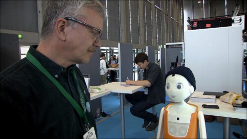 Rafael Hostettler von navelrobotics mit dem Sozialroboter Navel auf der Altenpflegemesse in Nürnberg – der KI-gestützte Gesprächsroboter soll Einsamkeit bei älteren Menschen begegnen und wurde inzwischen an rund 35 Pflegeeinrichtungen verkauft.