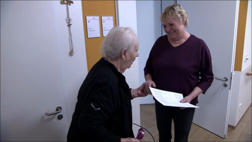 Die Leiterin des Seniorenzentrums Gottfried Seiler im Gespräch mit einer Bewohnerin im Flur – eine alltägliche Szene, die zeigt: Auch dort, wo KI die Arbeit erleichtert, bleibt persönlicher Kontakt und menschliche Zuwendung der Kern der Pflege.