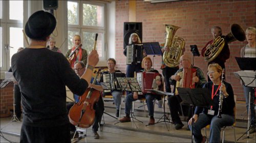 Christian Dawid leitet den Workshop »Tsuzamen«, bei dem Laien Klezmermusik spielen Christian Dawid leitet den Workshop »Tsuzamen«, bei dem Laien Klezmermusik spielen