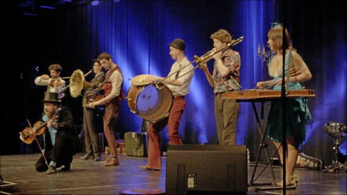 Die legendäre Klezmer-Band Dobranotch macht Klezmer-Zirkus auf der Bühne Die legendäre Klezmer-Band Dobranotch macht Klezmer-Zirkus auf der Bühne