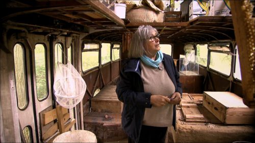 Brigitte Krenkers, Mitbegründerin des OMNIBUS für Direkte Demokratie, steht im Inneren des historischen, heute ausgebauten Doppeldecker-Omnibusses, wo alle Unterschriften gesammelt sind.