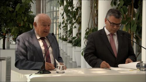 Der ehemalige bayerische Ministerpräsident Günther Beckstein und Innenminister Joachim Herrmann stehen nebeneinander an einem Podium bei der abschließenden Pressekonferenz zum Runden Tisch in der Staatskanzlei in München.
