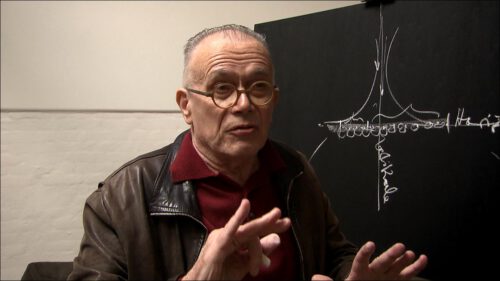 Beuys-Schüler und OMNIBUS Mitbegründer Johannes Stüttgen erklärt eine seiner Tafelzeichnungen, die während seiner Vorträge entstehen.