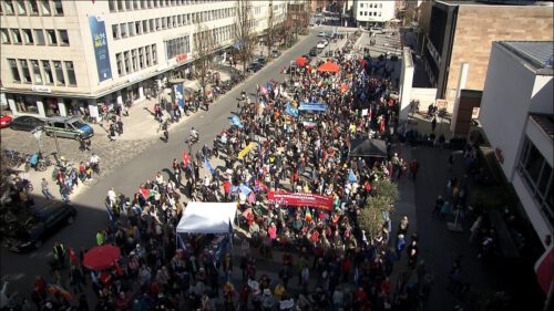 Ostern 2026: Der Nürnberger Kornmarkt ist gefüllt mit den Teilnehmenden der Ostermärsche, die gegen Krieg und Wehrpflicht demonstrieren
