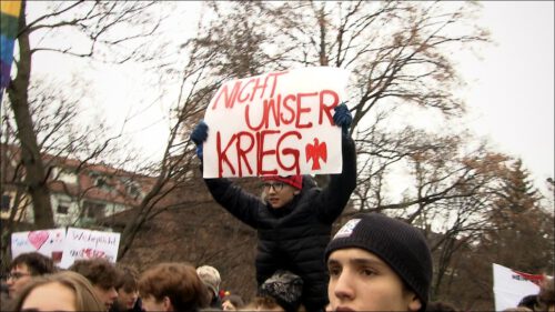 In Nürnberg treffen sich Schüler:innen, um gegen die Wiedereinführung der Wehrpflicht zu demonstrieren