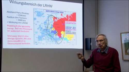 Physiker Wolfgang Nick hält im Nürnberger Friedensmuseum einen Vortrag über die Standorte und Reichweiten von NATO-Raketen